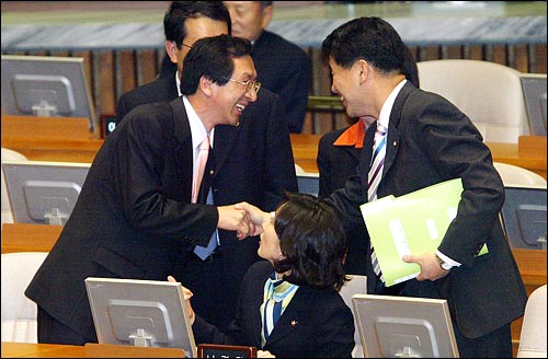 31일 국회 본회의 사회문화분야 대정부질문을 마친 김기현 한나라당 의원이 자리로 돌아와 동료의원들로부터 악수공세를 받고 있다. 